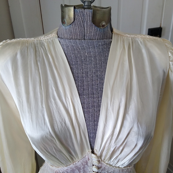 VINTAGE 1940s Ivory Satin and Pink Lace Dressing Gown Robe - Picture 2 of 14